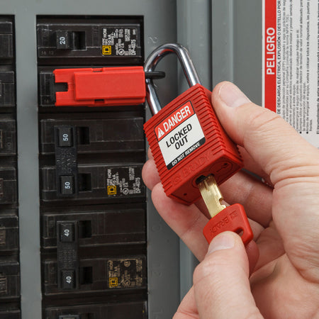 NYLRED38STKD - Candados de nylon "SafeKey" rojo arco de acero 1.5"