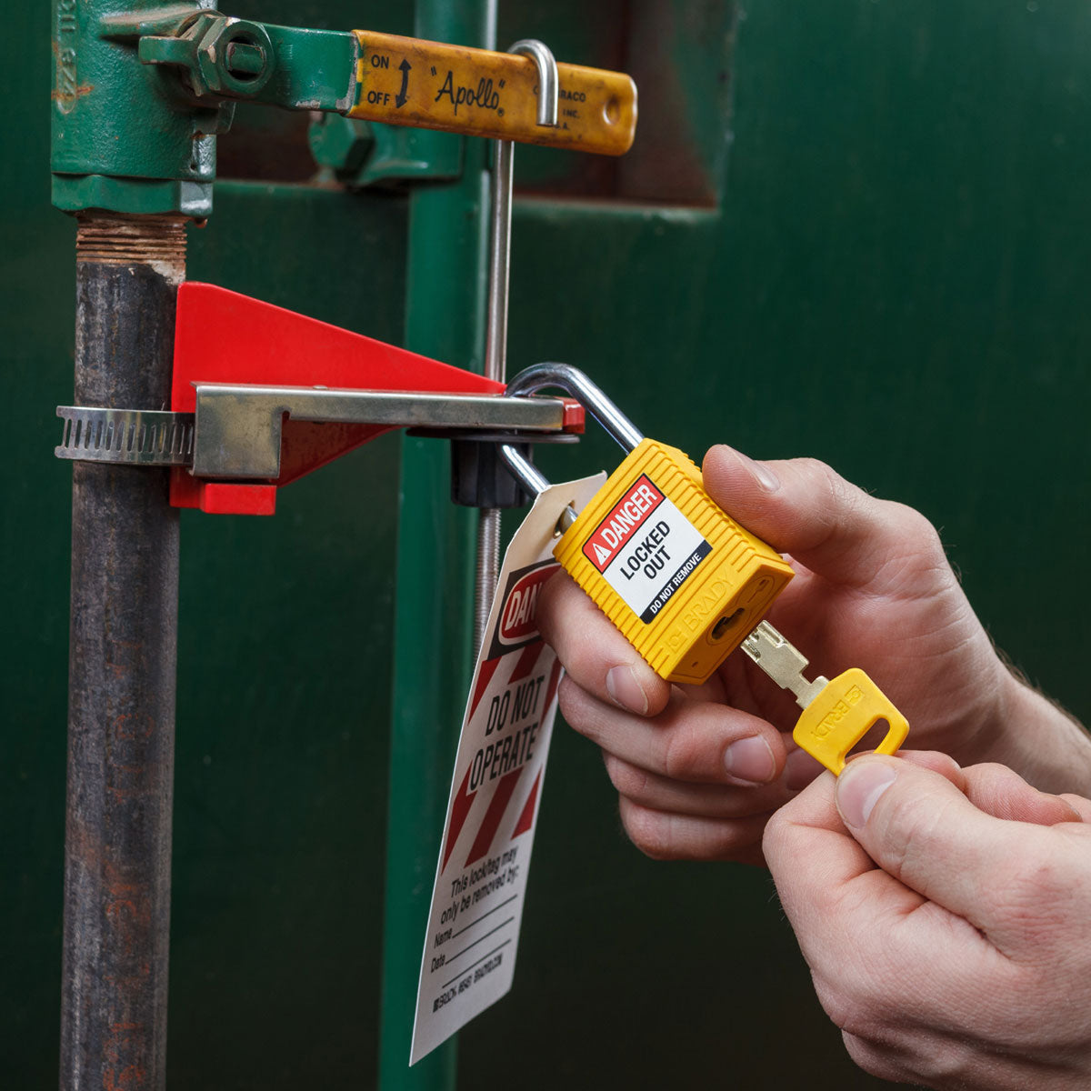 NYLYLW38STKD - Candados de nylon "SafeKey" amarillo arco de acero 1.5"